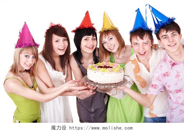 在白色背景墙下六个人一起庆祝生日组吃蛋糕.
